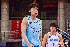 开云体育移动版-内线攻防俱佳！杨瀚森半场10分钟4中3砍9分11板&amp;另有3断2帽